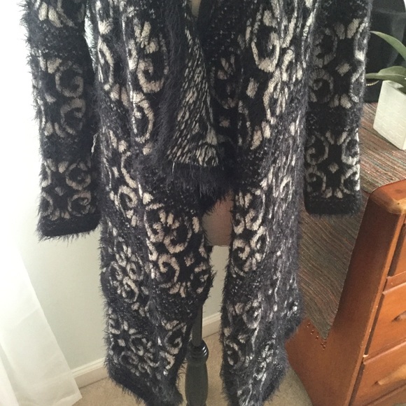 Design History-Beautiful Soft Fuzzy Cardigan. Sz M - Picture 4 of 9